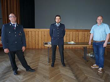 Felix Kirchner (Mitte) wurde zum neuen stellvertretenden Kommandant der Freiwilligen Feuerwehr Stangenroth gewählt. Es gratulierten Kommandant Sebastian Metz (links) und Bürgermeister Daniel Wehner.