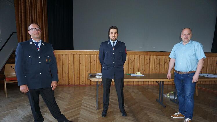 Felix Kirchner (Mitte) wurde zum neuen stellvertretenden Kommandant der Freiwilligen Feuerwehr Stangenroth gewählt. Es gratulierten Kommandant Sebastian Metz (links) und Bürgermeister Daniel Wehner.