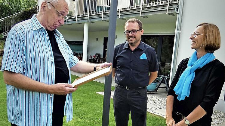 Jürgen Ocker (links) war sichtlich gerührt, als ihm Chorleiter Jörg Schmidt und Vorsitzende Daniela Naujoks die Urkunde zum Ehrenmitglied von "SANVoices" überreichten.