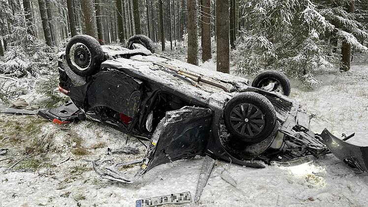 Wintereinbruch in Franken: Schnee und Gl&auml;tte sorgen f&uuml;r zahlreiche Unf&auml;lle