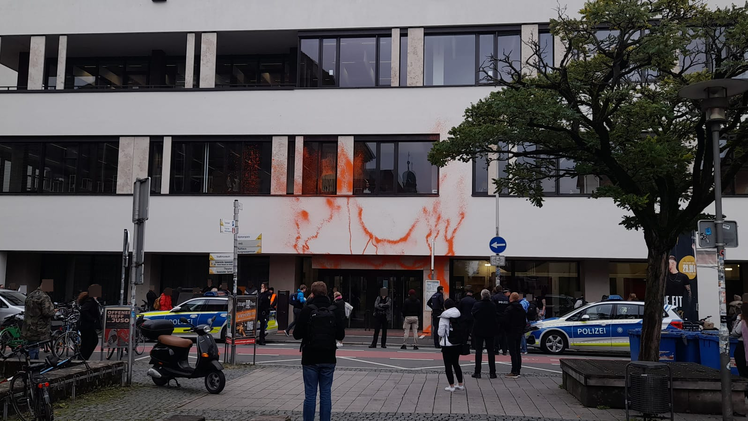 Farbattacke auf Erlanger Universität