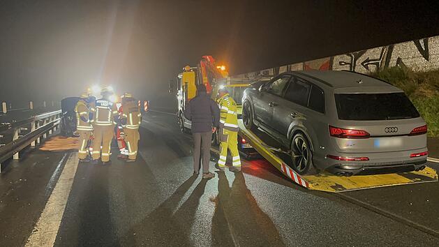 Unfall mit drei Autos: Mindestens eine Person verletzt