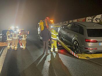 Unfall mit drei Autos: Mindestens eine Person verletzt Unfall mit drei Autos: Mindestens eine Person verletzt