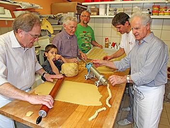 Die Bäckermeister Werner Eck (v.l.) Erwin Linz, Wolfgang Erner, Norbert Linz und Engelbert Erner backen eifrig Plätzchen. Auch Linz' Sohn Tobias half beim Ausstechen, wo er nur konnte. Foto: Erlwein