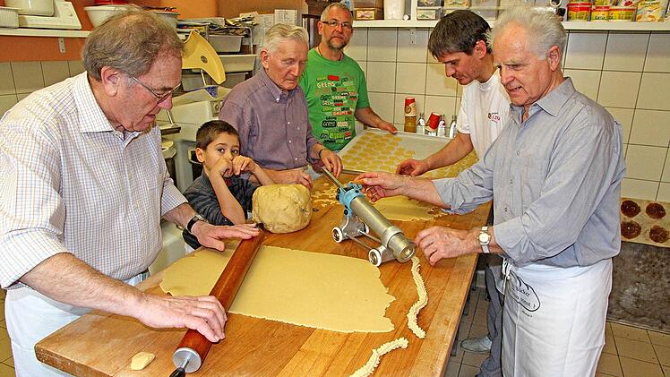 Die Bäckermeister Werner Eck (v.l.) Erwin Linz, Wolfgang Erner, Norbert Linz und Engelbert Erner backen eifrig Plätzchen. Auch Linz' Sohn Tobias half beim Ausstechen, wo er nur konnte. Foto: Erlwein
