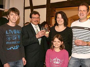 Zusammen mit Bürgermeister Gerhard Ackermann stößt Familie Hofmann auf eine gute Zeit in Rüdenhausen an. Julian, Sonja , Steffen und Selina Hofmann gehören zu den 38 Bürgern, die 2012 neu nach Rüdenhausen kamen. Foto: Molitor