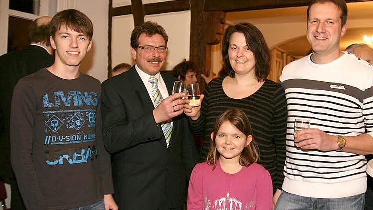 Zusammen mit Bürgermeister Gerhard Ackermann stößt Familie Hofmann auf eine gute Zeit in Rüdenhausen an. Julian, Sonja , Steffen und Selina Hofmann gehören zu den 38 Bürgern, die 2012 neu nach Rüdenhausen kamen. Foto: Molitor