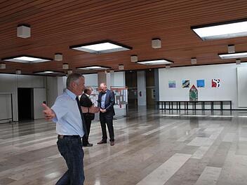 Soooo groß ist die Eingangshalle am Berufsbildungszentrum. Oberstudiendirektor Harry Koch weiß, dass die neuen Räume wohl nicht mehr so groß sein werden. Im Hintergrund Landrat Thomas Bold und Bürgermeister Helmut Blank.