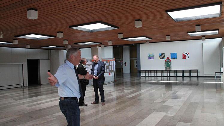 Soooo groß ist die Eingangshalle am Berufsbildungszentrum. Oberstudiendirektor Harry Koch weiß, dass die neuen Räume wohl nicht mehr so groß sein werden. Im Hintergrund Landrat Thomas Bold und Bürgermeister Helmut Blank.
