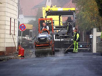 Straßenbau: Die Mitarbeiter der Firma Schaupp brachten in der Straße "Obere Stadtmauer" eine neue Asphaltdecke auf. Foto: Markus Reeh