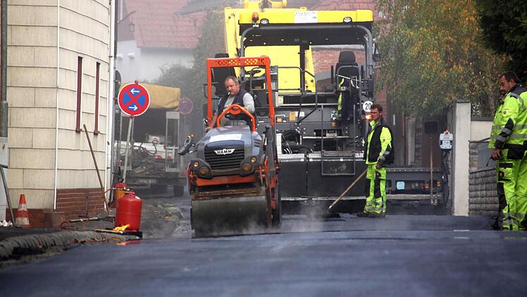 Straßenbau: Die Mitarbeiter der Firma Schaupp brachten in der Straße "Obere Stadtmauer" eine neue Asphaltdecke auf. Foto: Markus Reeh