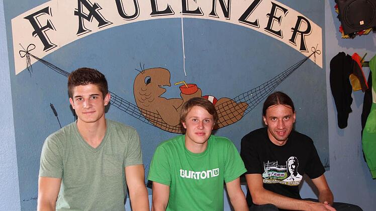 Die "Faulenzer"-Spitze (von links): Kassier Julian Roppelt, Vorsitzender Jonas Roppelt und Zweiter Vorsitzender Max Hofmann  Foto: Mathias Erlwein