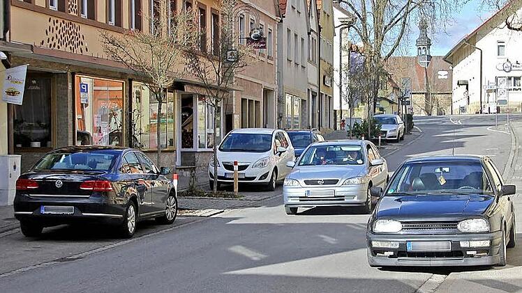 Parken gegen die Fahrtrichtung betrachten in Eberns Innenstadt viele Verkehrsteilnehmer als Kavaliersdelikt, wie dieses Foto beweist. Auch Mitglieder des Stadtrates wurden dabei schon ertappt, weil sie "bloß kurz mal ..." was holen wollten. Foto: Ralf Kestel
