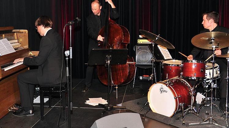Jochen Pfister (Klavier), Marco Kühnl (Bass) und Florian Kettler (Schlagzeug) begleiteten die Bebop-Legende Sheila Jordan auf einer viertägigen Tour, die ihren Abschluss in Haßfurt fand. Foto: Ulrike Langer