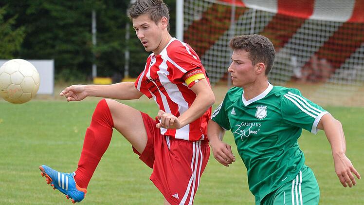 Die beiden Kreisligisten aus Lonnerstadt (grüne Trikots) und Uhelfeld trennten sich 0:0. Im Elfmeterschießen, genau wie später im Spiel um Platz 3, erwies sich die SpVgg (rote Trikots) als glücklos.