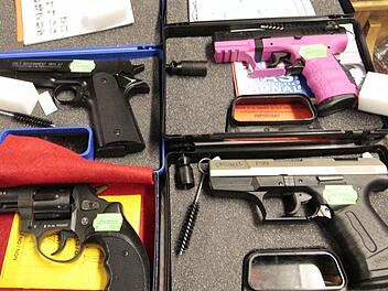 Bei Waffen-Höhnlein in Forchheim gibt es Schusswaffen auch in Pink. Foto: Josef Hofbauer
