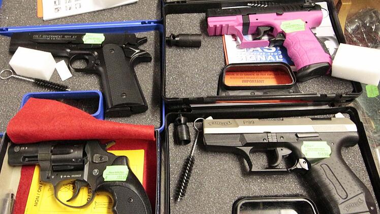 Bei Waffen-Höhnlein in Forchheim gibt es Schusswaffen auch in Pink. Foto: Josef Hofbauer