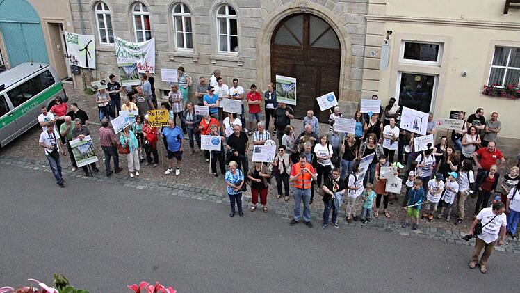 Friedlich protestierten die Gegner des Windradprojekts auf dem Tonberg.