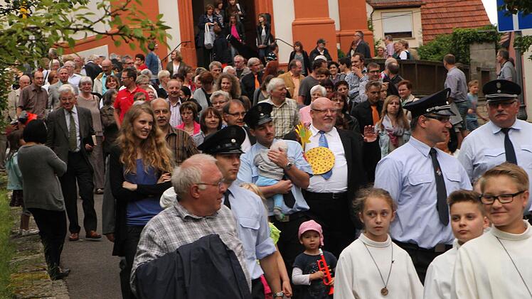 Pfarrer Martin Wissel inmitten der vielen Bürger der Gemeinde.