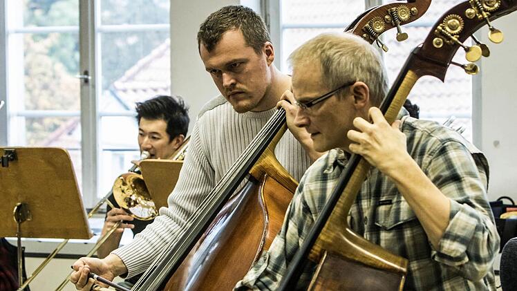 Proben-Impressionen: Das Philharmonische Orchester bereitet sich auf das Tango-Konzert am Samstag im Landestheater Coburg vor.Foto: Jochen Berger