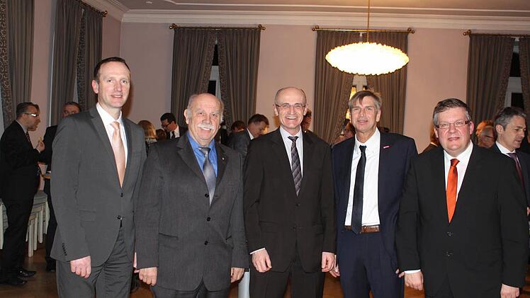 "Das Handwerk ist stark" bekr&auml;ftigten Eltmanns B&uuml;rgermeister Michael Ziegler, Kreishandwerksmeister Hans-Georg H&auml;fner, Landrat Wilhelm Schneider, Handwerkskammer-Vizepr&auml;sident Michael Bissert und der SPD-Abgeordnete Volkmar Halbleib (von links) beim Neujahrsempfang.