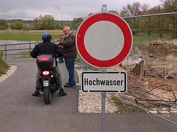 Der Fuß- und Radweg entlang der Brückenbaustelle in Höchstadt war am Freitag trockenen Fußes nicht passierbar. Foto: Andreas Dorsch
