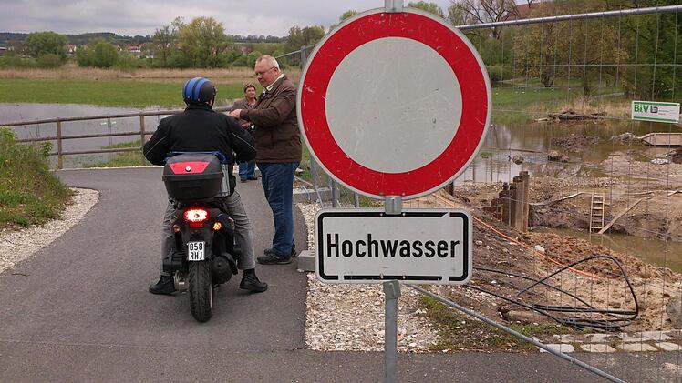 Der Fuß- und Radweg entlang der Brückenbaustelle in Höchstadt war am Freitag trockenen Fußes nicht passierbar. Foto: Andreas Dorsch