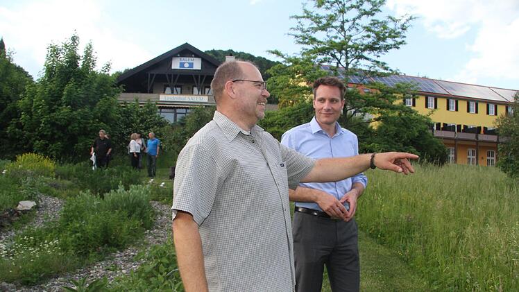 Jürgen Machulla zeigt dem Landtagsabgeordneten der Grünen - Ludwig Hartmann - den geplanten Verlauf der Ortsumgehung Stadtsteinach. Die Straße soll direkt durch den Kräutergarten führen