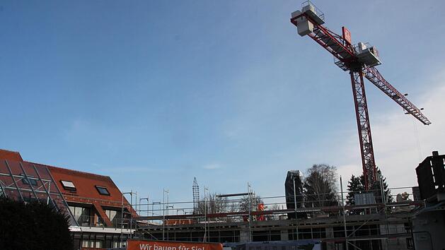 Die Bauarbeiten f&uuml;r die Erweiterung der Hauptstelle der   Raiffeisenbank Obermain-Nord gehen z&uuml;gig voran. Das Umfeld soll zu einer Art zweiten Marktplatz umgestaltet werde.   F&uuml;r Walter Limmer (JWU) w&auml;re das ein geeigneter Standort f&uuml;r einen Hotspot.  Stephan St&ouml;ckel