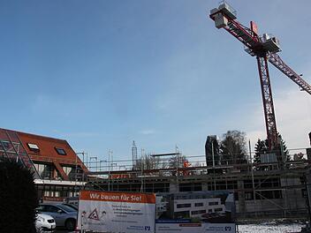 Die Bauarbeiten für die Erweiterung der Hauptstelle der   Raiffeisenbank Obermain-Nord gehen zügig voran. Das Umfeld soll zu einer Art zweiten Marktplatz umgestaltet werde.   Für Walter Limmer (JWU) wäre das ein geeigneter Standort für einen Hotspot.  Stephan Stöckel