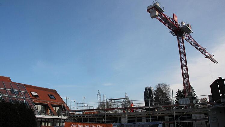 Die Bauarbeiten für die Erweiterung der Hauptstelle der   Raiffeisenbank Obermain-Nord gehen zügig voran. Das Umfeld soll zu einer Art zweiten Marktplatz umgestaltet werde.   Für Walter Limmer (JWU) wäre das ein geeigneter Standort für einen Hotspot.  Stephan Stöckel