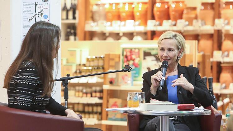 Tanja Kinkel (links) und Amelie Fried bei der Lesung  Foto: Barbara Herbst