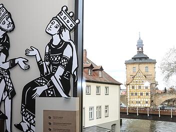 Wer sich mit den Plänen von Heinrich und Kunigunde auseinandersetzt, kann auch gleich einen Blick aufs Brückenrathaus werfen. Fotos: Barbara Herbst