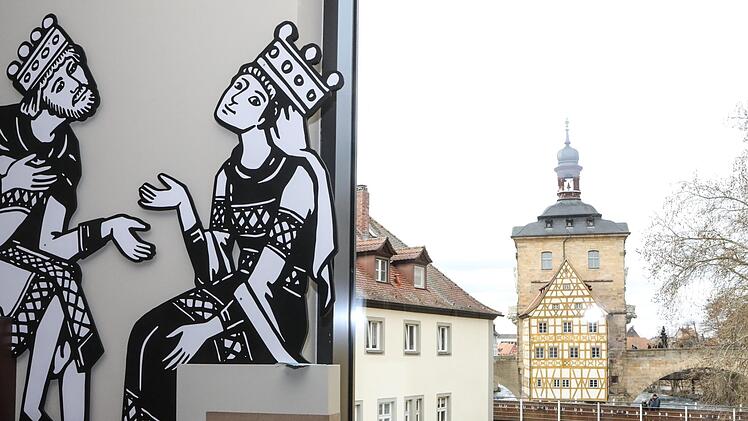 Wer sich mit den Plänen von Heinrich und Kunigunde auseinandersetzt, kann auch gleich einen Blick aufs Brückenrathaus werfen. Fotos: Barbara Herbst