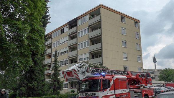 Brand in Nürnberg: Einsatzkräfte der Feuerwehr und Polizei rückten am Dienstagmorgen zu einem Einsatz in der Herriedener Straße aus. Foto: NEWS5 / Friedrich