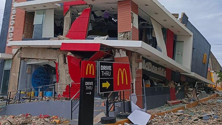 Starkes Erdbeben vor den Philippinen