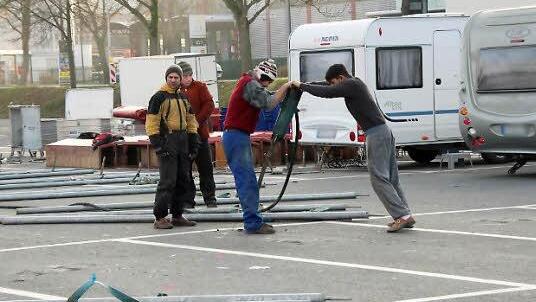 Um die Stützen zu verankern, wird der Anger aufgebohrt.