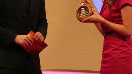 Die Wahl der Deutschen Weinkönigin: Melanie erklärt Moderator Holger Wienpahl ihr Mitbringsel: Einen Bocksbeutel mit Rechenschieber. Foto: Dieter