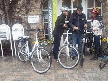 Die Vorbereitungen auf den E-Bike-Tag in Bad Brückenau laufen. Zweirad-Experte Gernot Riemey (Mitte) zeigte Gudrun Friedrich-Kleine (rechts) von der Tourist-Info und deren Kollegin Kathrin Romeis-Merten (links) die Besonderheiten der einzelnen Modelle und erklärte, was beim Fahren alles zu beachten ist. Foto: Rolf Pralle