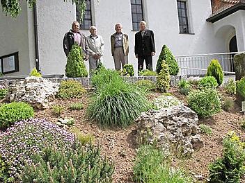 Richard Kügel, Hans Steger, Ludwig Habermann und Alfons Weber (v.l.) betrachten in Wimmelbach das Ergebnis ihrer Anstrengungen.  Foto: Mathias Erlwein