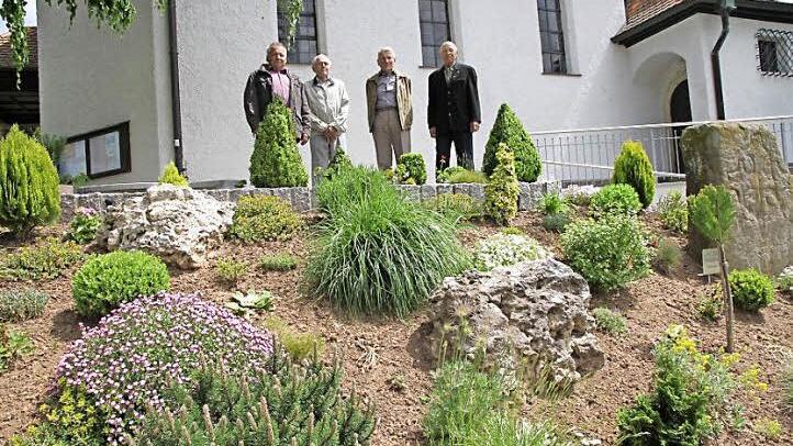 Richard Kügel, Hans Steger, Ludwig Habermann und Alfons Weber (v.l.) betrachten in Wimmelbach das Ergebnis ihrer Anstrengungen.  Foto: Mathias Erlwein