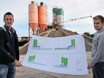 Die Tage der alten Transportbetonmischanlage der Baufirma Dietz in der Weismainer Jahnstraße (im Hintergrund) sind gezählt. Diplom-Ingenieur Christian Dietz (links) und Chefeinkäufer Stefan Dinkel zeigen die Pläne für die neue Anlage, die außerhalb von Weismain auf dem Gelände der Bauschuttrecycling-Anlage unweit der Bernreuther Brücke entstehen soll.  Foto: Stephan Stöckel