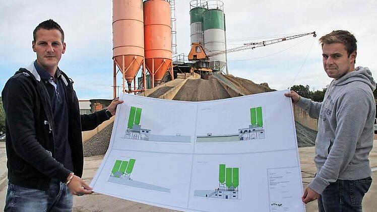 Die Tage der alten Transportbetonmischanlage der Baufirma Dietz in der Weismainer Jahnstraße (im Hintergrund) sind gezählt. Diplom-Ingenieur Christian Dietz (links) und Chefeinkäufer Stefan Dinkel zeigen die Pläne für die neue Anlage, die außerhalb von Weismain auf dem Gelände der Bauschuttrecycling-Anlage unweit der Bernreuther Brücke entstehen soll.  Foto: Stephan Stöckel