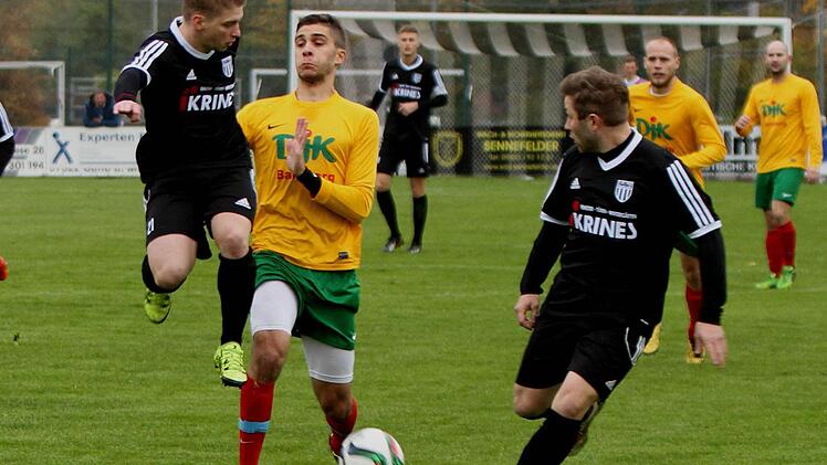 Der Bamberger Christopher Kettler (2. von links) drückt hier den Sander Sven Wieczorek (links) etwas unsanft vom Ball; rechts Florian Pickel.