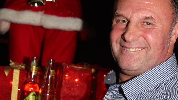 Peter Jahn hat sich den Platz beim Nikolaus ausgesucht und beobachtet von der Bar das Party-Treiben. Foto: Sonny Adam
