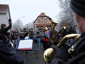 Die Musikanten spielen an verschiedenen Plätzen im Ort. Foto: Gerd Schaar