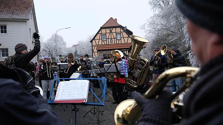 Die Musikanten spielen an verschiedenen Plätzen im Ort. Foto: Gerd Schaar