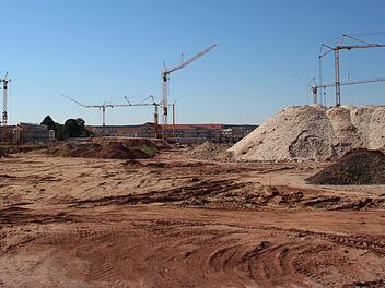 Auf der Baustelle des Baugebiets Seeside in Adelsdorf fällt jede Menge Erdaushub an. Foto: Christian Bauriedel