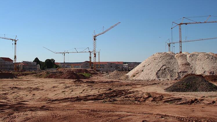 Auf der Baustelle des Baugebiets Seeside in Adelsdorf fällt jede Menge Erdaushub an. Foto: Christian Bauriedel