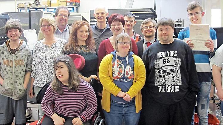 Die Absolventen der Bildungsmaßname mit den Vertretern der Werkstatt in Augsfeld  Foto: Michael Schmitt